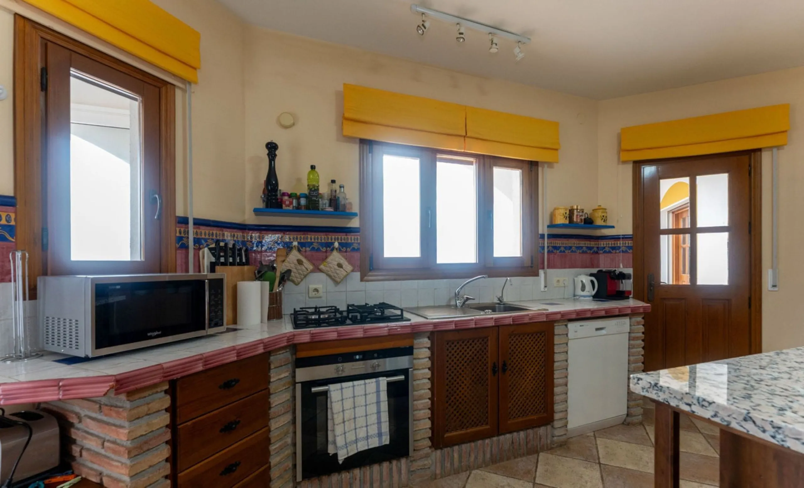 Set in an elevated and privileged position in the hills above Casarabonela, this charming country finca offers complete privacy, stunning surroundings, and breathtaking panoramic views across the Guadalhorce Valley towards Málaga and the Mediterranean Sea