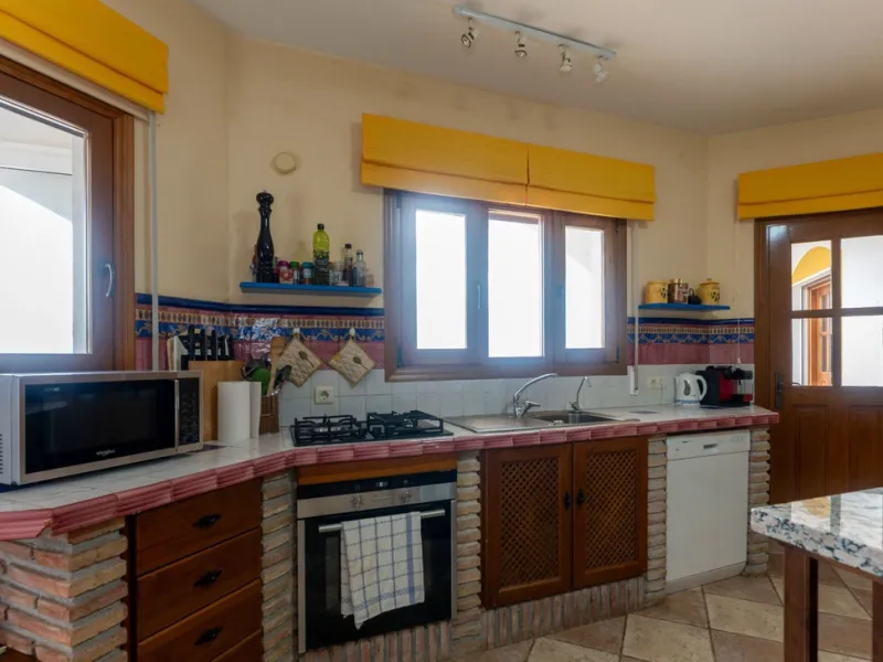 Set in an elevated and privileged position in the hills above Casarabonela, this charming country finca offers complete privacy, stunning surroundings, and breathtaking panoramic views across the Guadalhorce Valley towards Málaga and the Mediterranean Sea