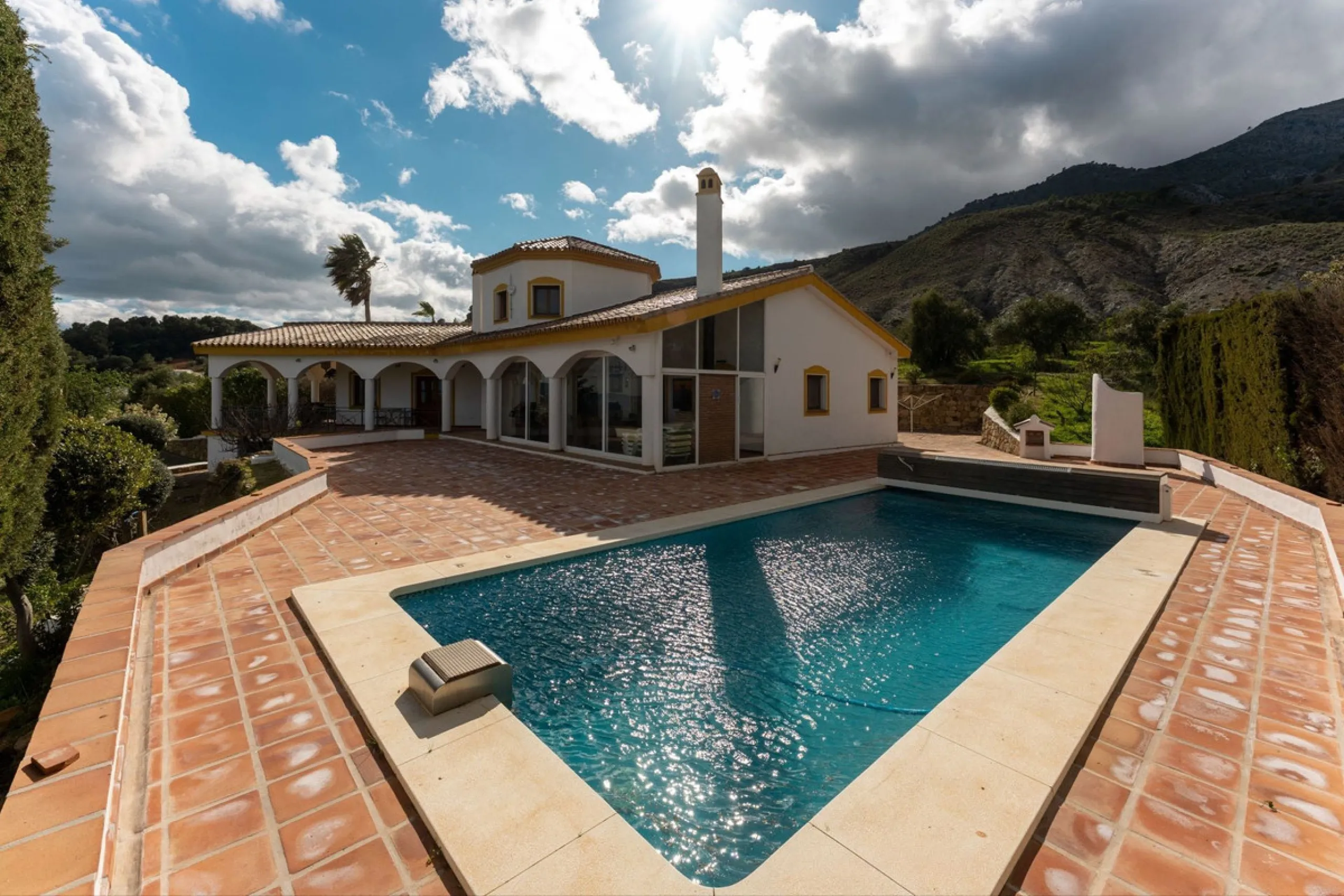 Set in an elevated and privileged position in the hills above Casarabonela, this charming country finca offers complete privacy, stunning surroundings, and breathtaking panoramic views across the Guadalhorce Valley towards Málaga and the Mediterranean Sea