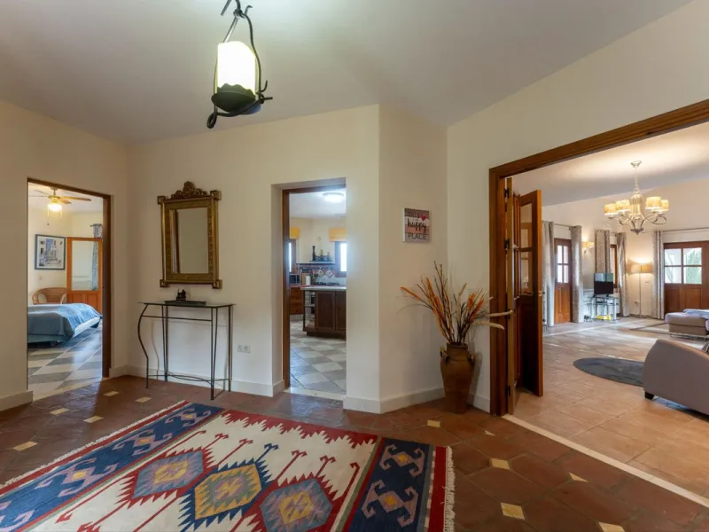 Set in an elevated and privileged position in the hills above Casarabonela, this charming country finca offers complete privacy, stunning surroundings, and breathtaking panoramic views across the Guadalhorce Valley towards Málaga and the Mediterranean Sea