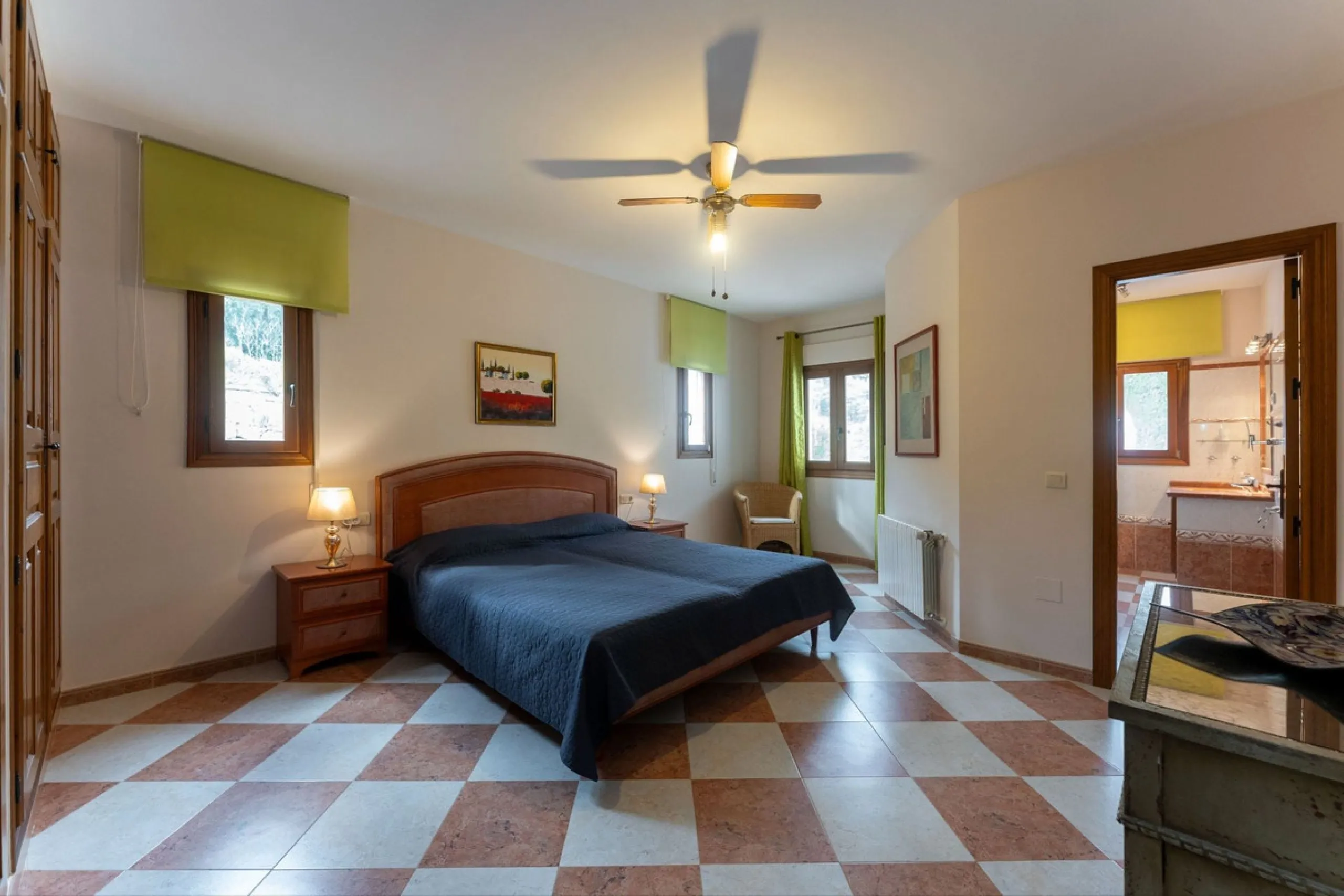 Set in an elevated and privileged position in the hills above Casarabonela, this charming country finca offers complete privacy, stunning surroundings, and breathtaking panoramic views across the Guadalhorce Valley towards Málaga and the Mediterranean Sea