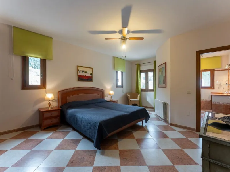 Set in an elevated and privileged position in the hills above Casarabonela, this charming country finca offers complete privacy, stunning surroundings, and breathtaking panoramic views across the Guadalhorce Valley towards Málaga and the Mediterranean Sea