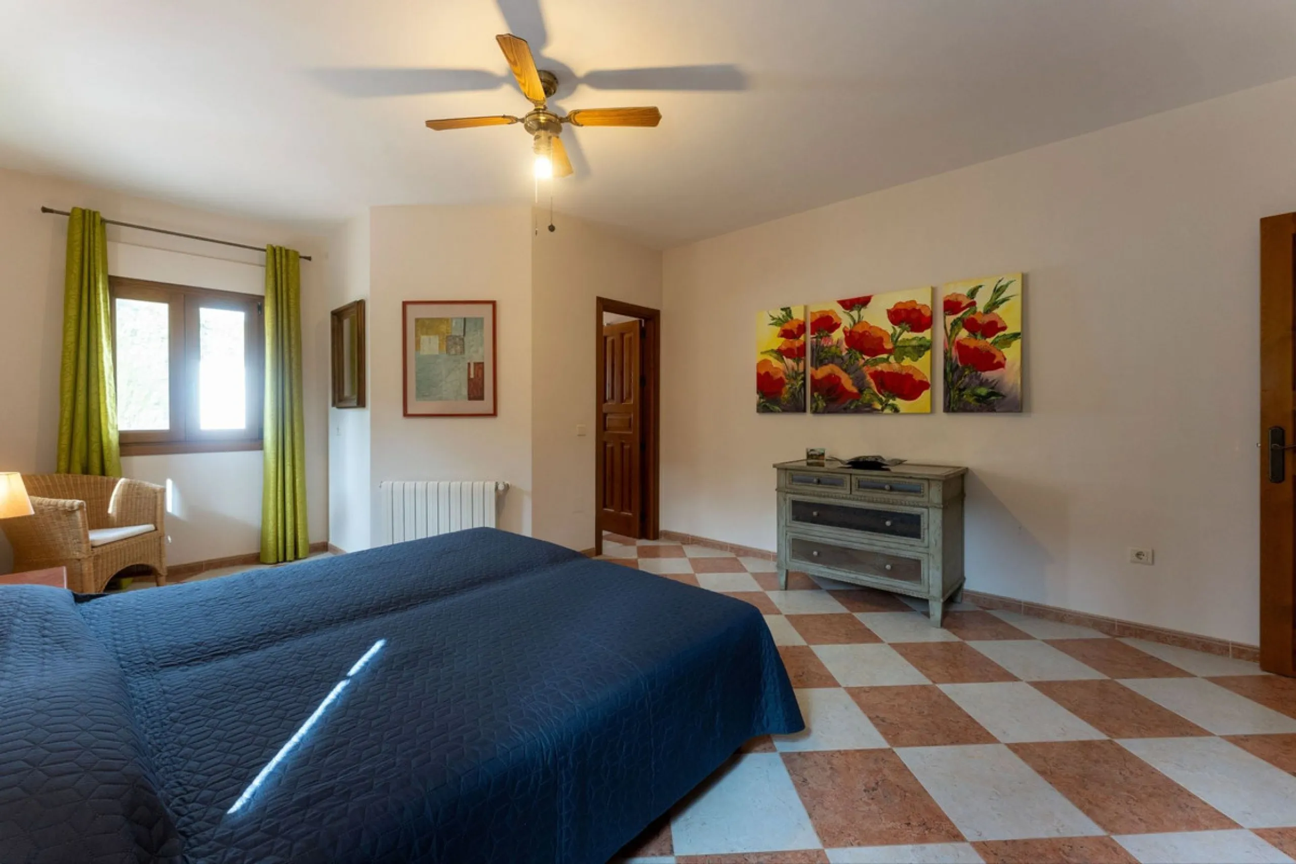 Set in an elevated and privileged position in the hills above Casarabonela, this charming country finca offers complete privacy, stunning surroundings, and breathtaking panoramic views across the Guadalhorce Valley towards Málaga and the Mediterranean Sea