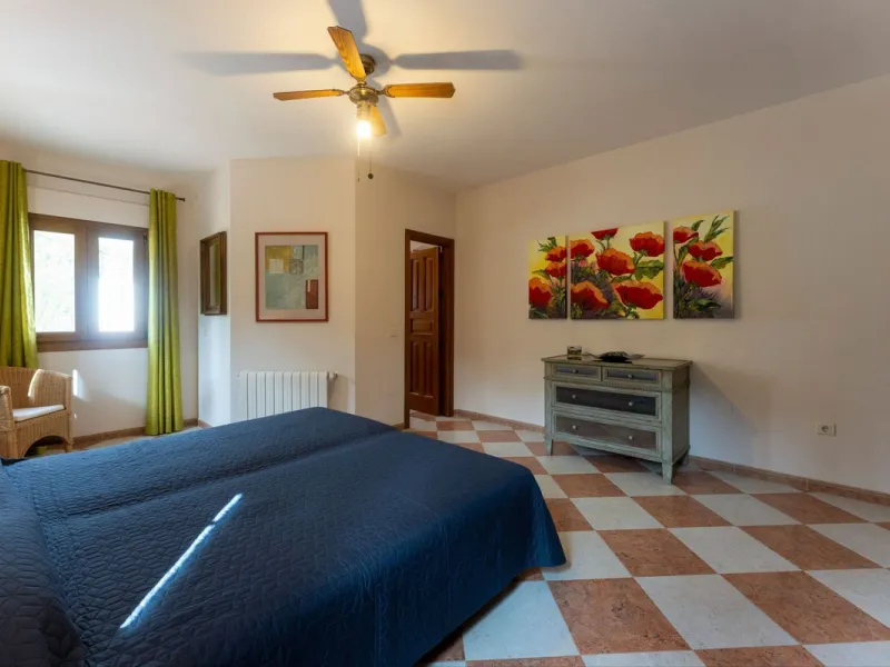 Set in an elevated and privileged position in the hills above Casarabonela, this charming country finca offers complete privacy, stunning surroundings, and breathtaking panoramic views across the Guadalhorce Valley towards Málaga and the Mediterranean Sea