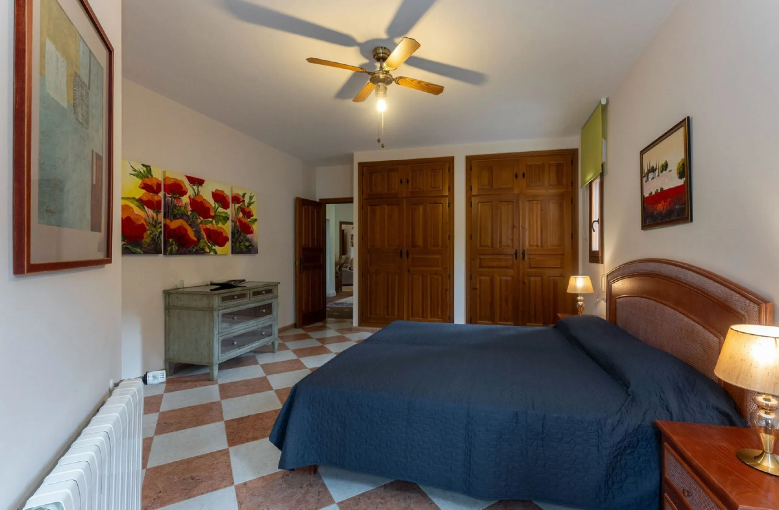 Set in an elevated and privileged position in the hills above Casarabonela, this charming country finca offers complete privacy, stunning surroundings, and breathtaking panoramic views across the Guadalhorce Valley towards Málaga and the Mediterranean Sea