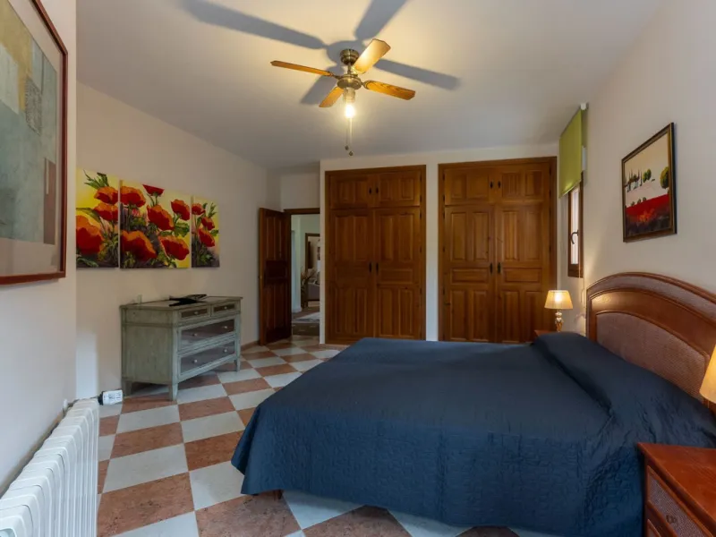 Set in an elevated and privileged position in the hills above Casarabonela, this charming country finca offers complete privacy, stunning surroundings, and breathtaking panoramic views across the Guadalhorce Valley towards Málaga and the Mediterranean Sea