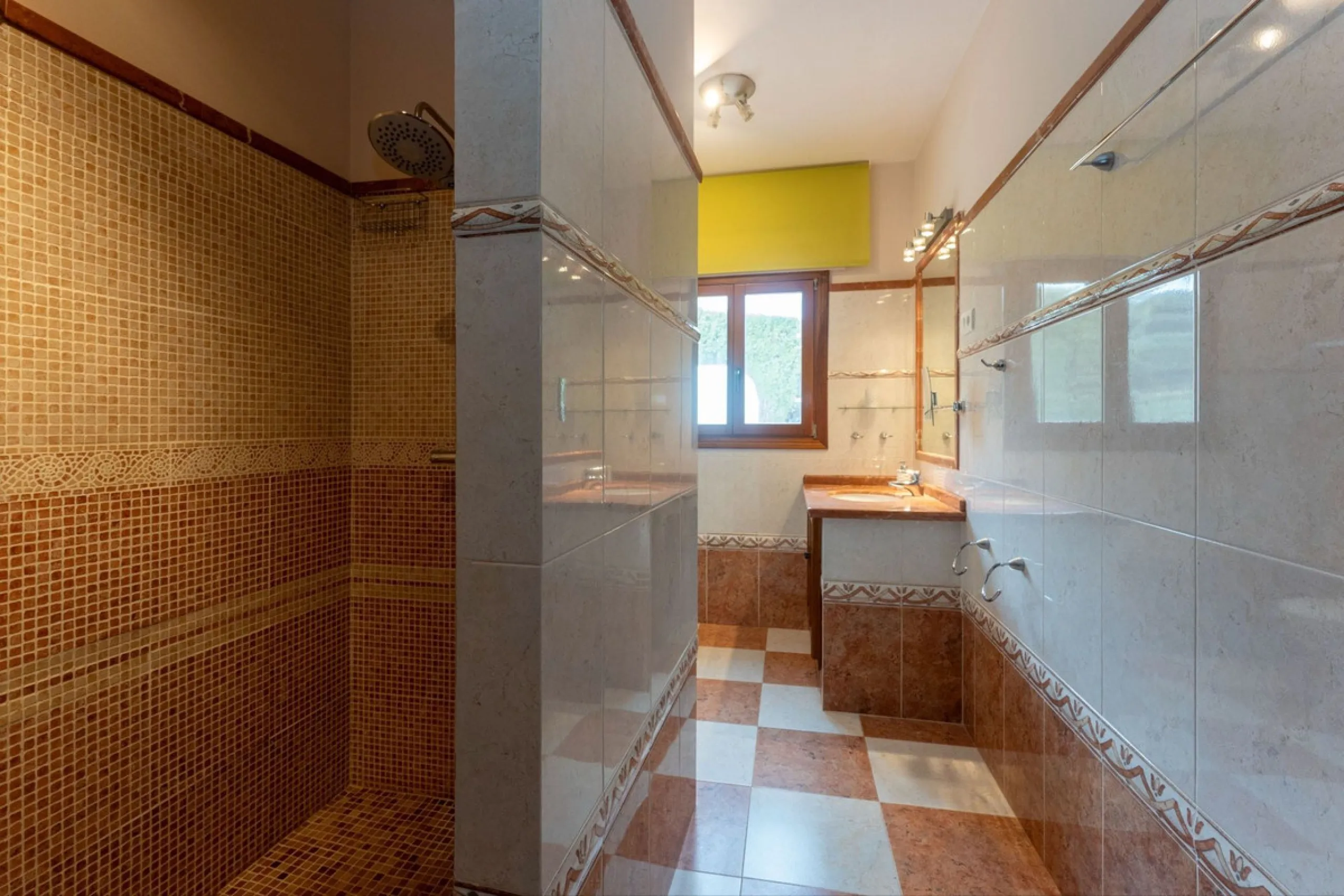 Set in an elevated and privileged position in the hills above Casarabonela, this charming country finca offers complete privacy, stunning surroundings, and breathtaking panoramic views across the Guadalhorce Valley towards Málaga and the Mediterranean Sea