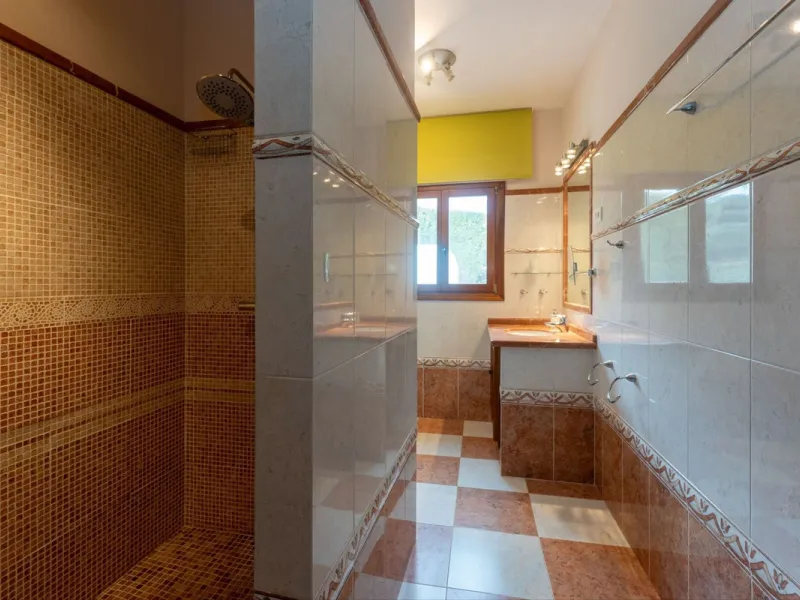 Set in an elevated and privileged position in the hills above Casarabonela, this charming country finca offers complete privacy, stunning surroundings, and breathtaking panoramic views across the Guadalhorce Valley towards Málaga and the Mediterranean Sea