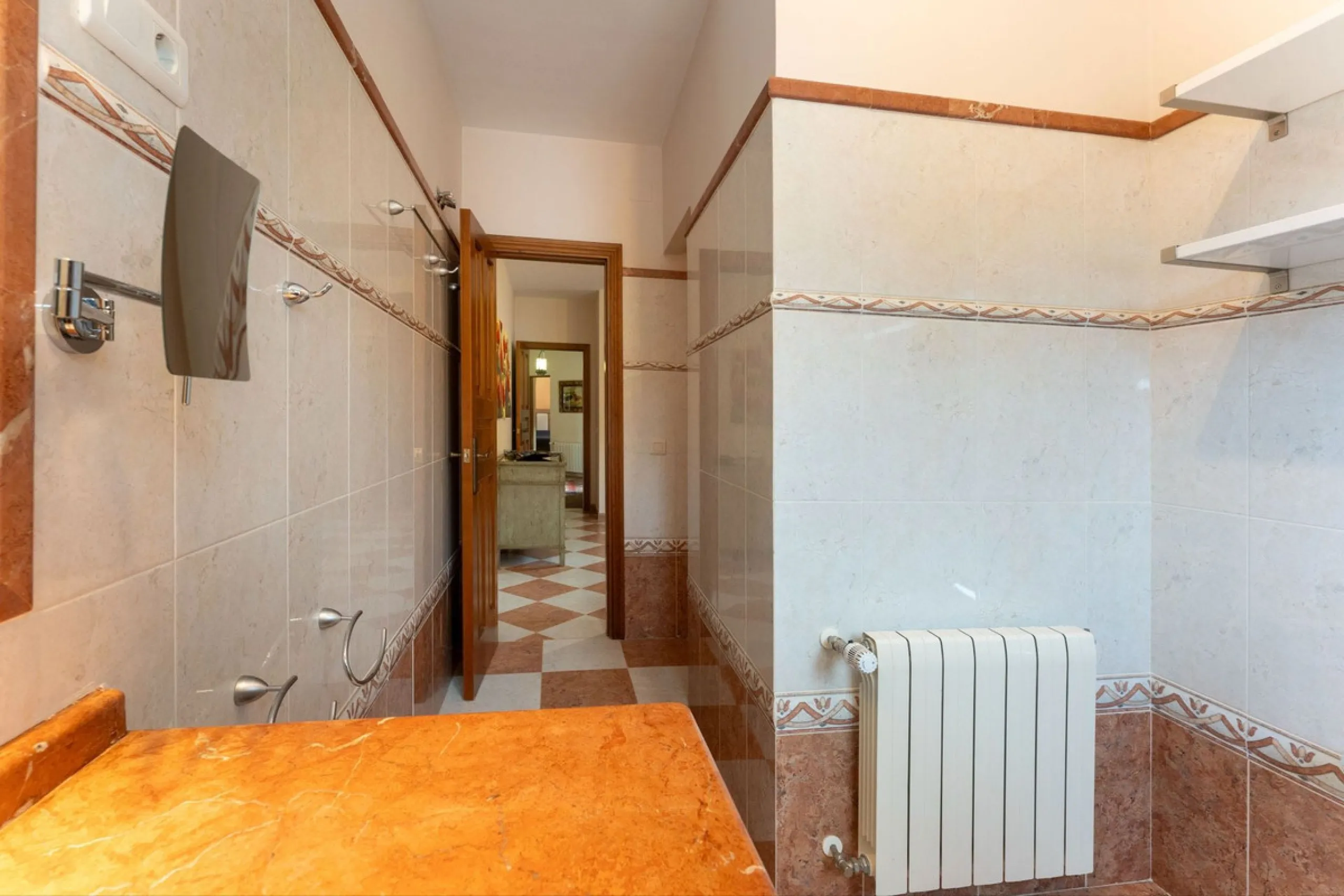 Set in an elevated and privileged position in the hills above Casarabonela, this charming country finca offers complete privacy, stunning surroundings, and breathtaking panoramic views across the Guadalhorce Valley towards Málaga and the Mediterranean Sea