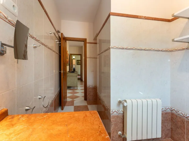 Set in an elevated and privileged position in the hills above Casarabonela, this charming country finca offers complete privacy, stunning surroundings, and breathtaking panoramic views across the Guadalhorce Valley towards Málaga and the Mediterranean Sea