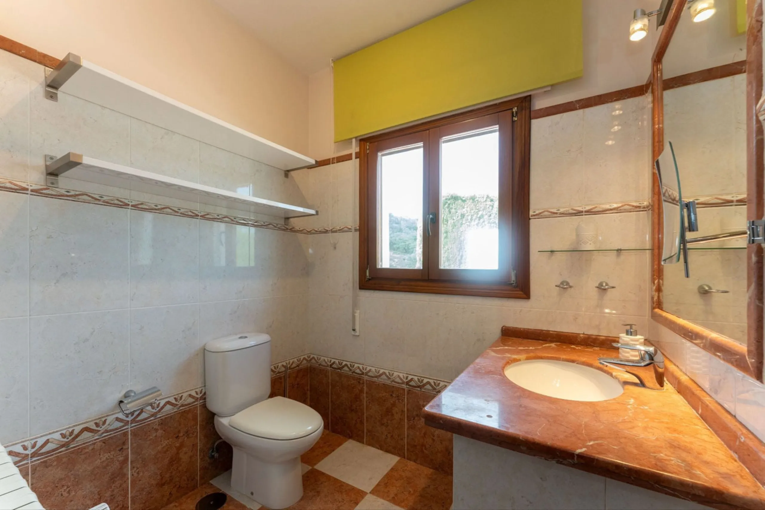 Set in an elevated and privileged position in the hills above Casarabonela, this charming country finca offers complete privacy, stunning surroundings, and breathtaking panoramic views across the Guadalhorce Valley towards Málaga and the Mediterranean Sea