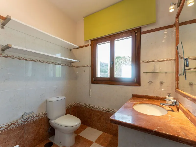 Set in an elevated and privileged position in the hills above Casarabonela, this charming country finca offers complete privacy, stunning surroundings, and breathtaking panoramic views across the Guadalhorce Valley towards Málaga and the Mediterranean Sea