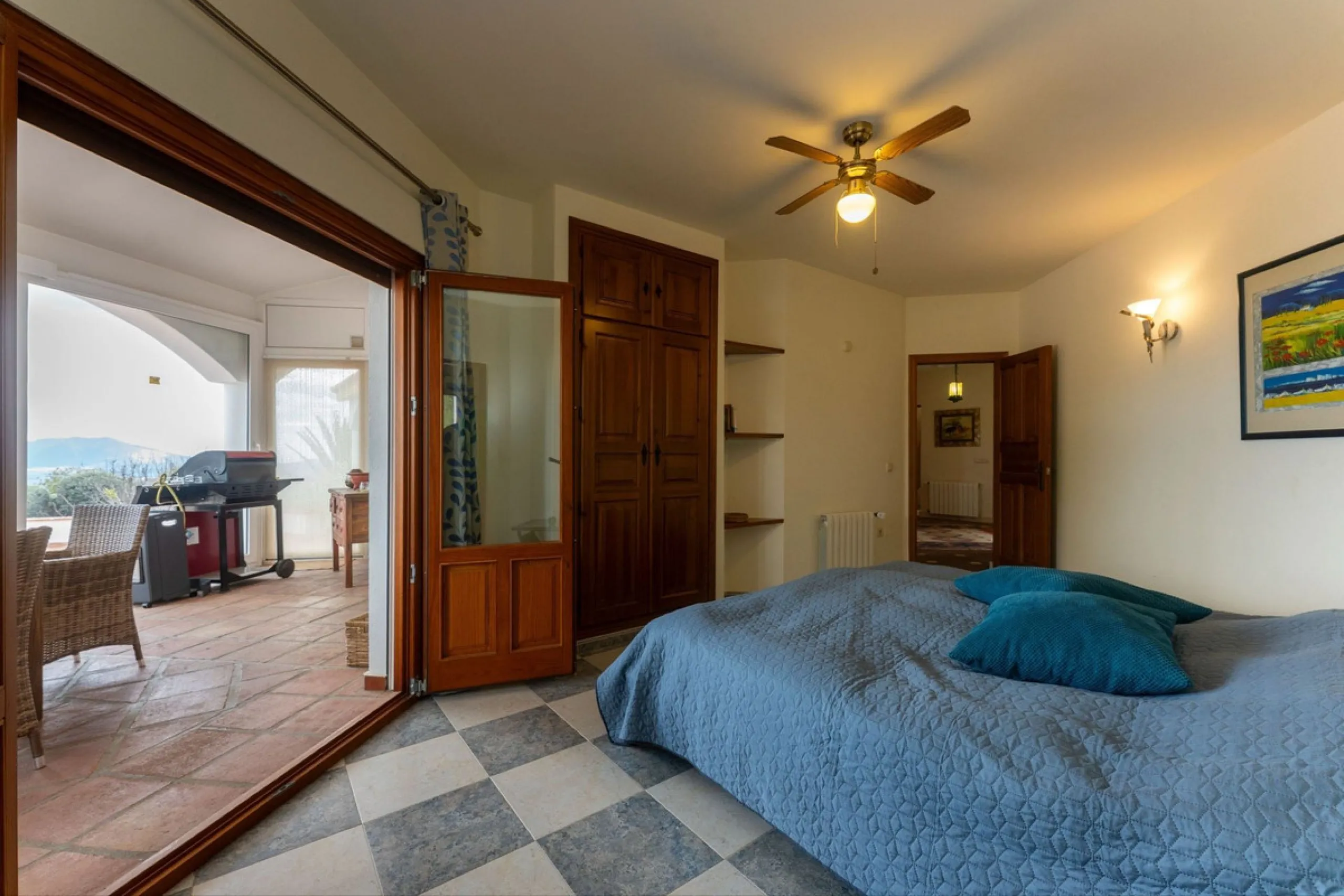 Set in an elevated and privileged position in the hills above Casarabonela, this charming country finca offers complete privacy, stunning surroundings, and breathtaking panoramic views across the Guadalhorce Valley towards Málaga and the Mediterranean Sea