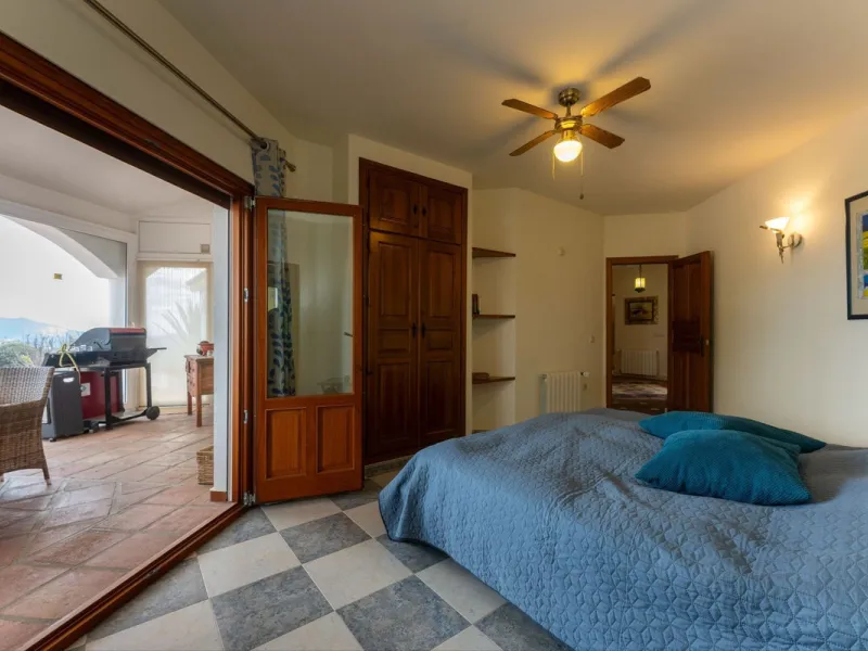 Set in an elevated and privileged position in the hills above Casarabonela, this charming country finca offers complete privacy, stunning surroundings, and breathtaking panoramic views across the Guadalhorce Valley towards Málaga and the Mediterranean Sea