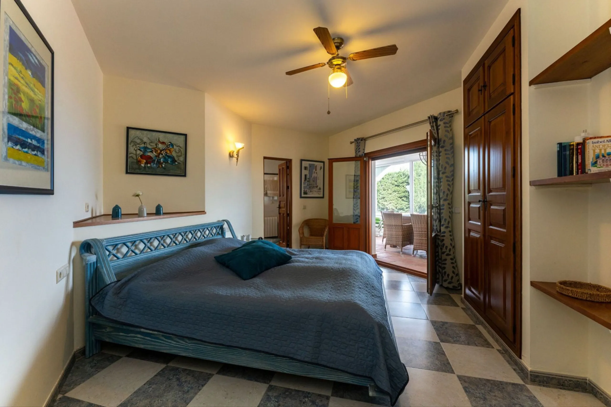 Set in an elevated and privileged position in the hills above Casarabonela, this charming country finca offers complete privacy, stunning surroundings, and breathtaking panoramic views across the Guadalhorce Valley towards Málaga and the Mediterranean Sea