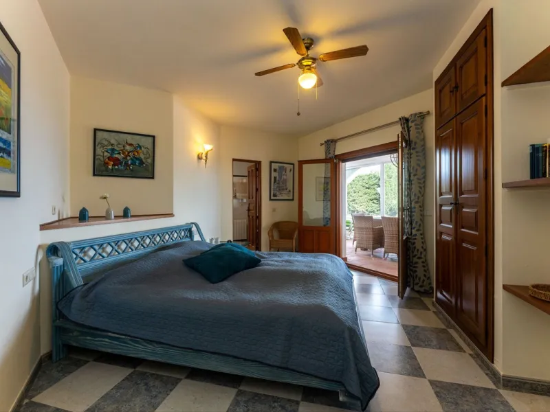 Set in an elevated and privileged position in the hills above Casarabonela, this charming country finca offers complete privacy, stunning surroundings, and breathtaking panoramic views across the Guadalhorce Valley towards Málaga and the Mediterranean Sea