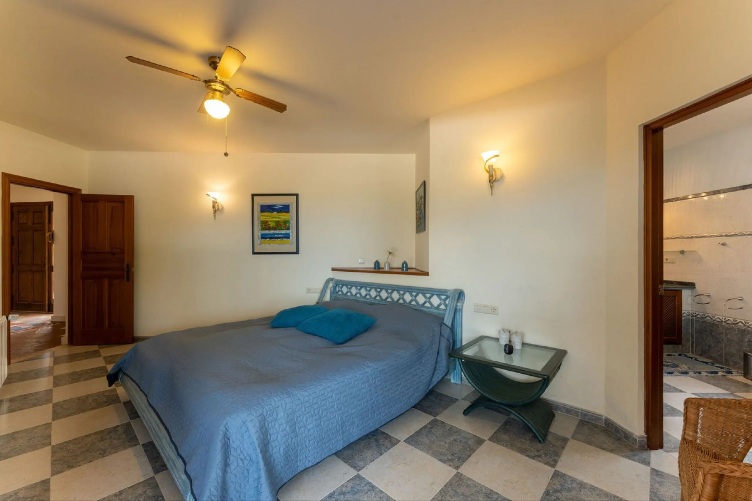 Set in an elevated and privileged position in the hills above Casarabonela, this charming country finca offers complete privacy, stunning surroundings, and breathtaking panoramic views across the Guadalhorce Valley towards Málaga and the Mediterranean Sea