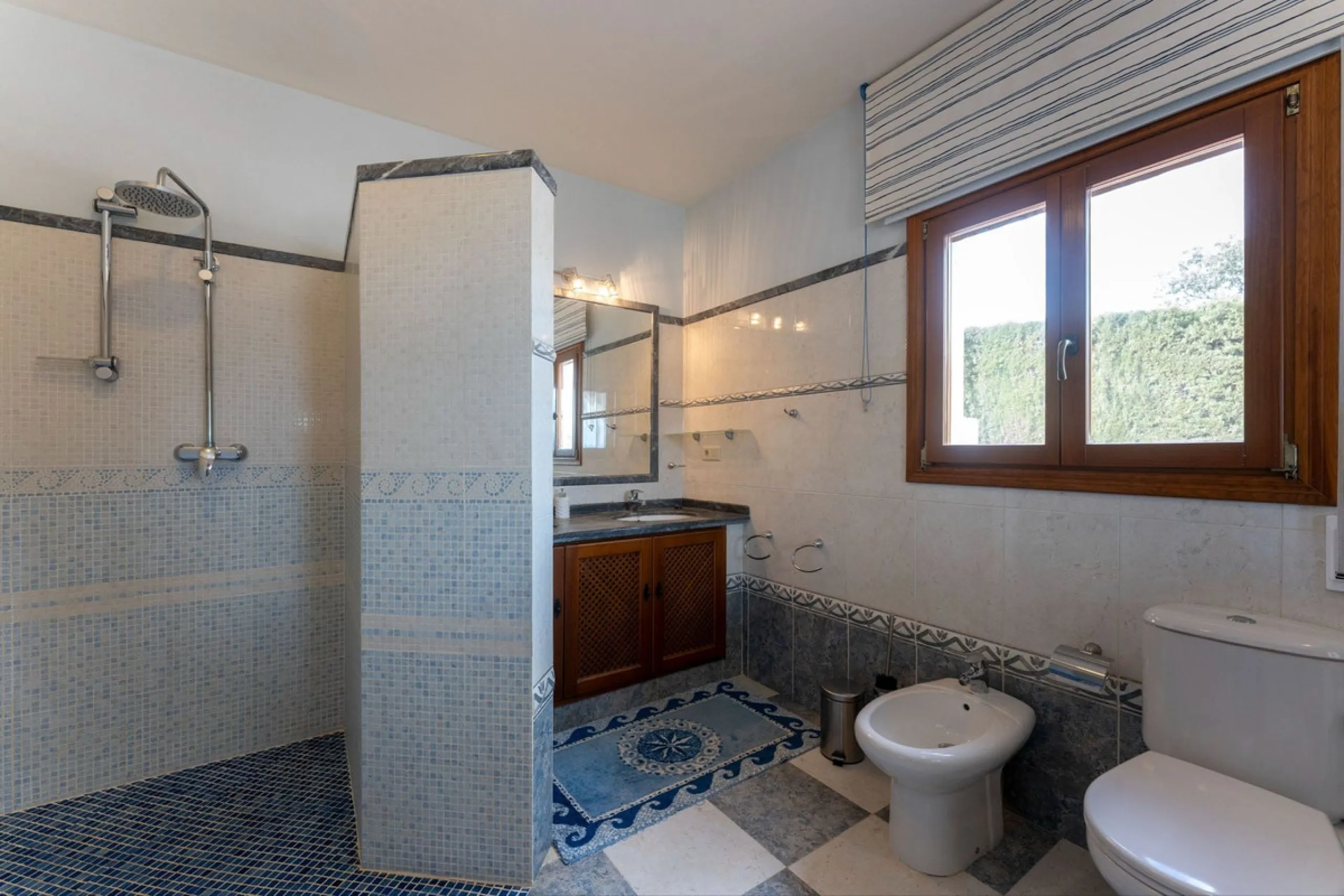 Set in an elevated and privileged position in the hills above Casarabonela, this charming country finca offers complete privacy, stunning surroundings, and breathtaking panoramic views across the Guadalhorce Valley towards Málaga and the Mediterranean Sea