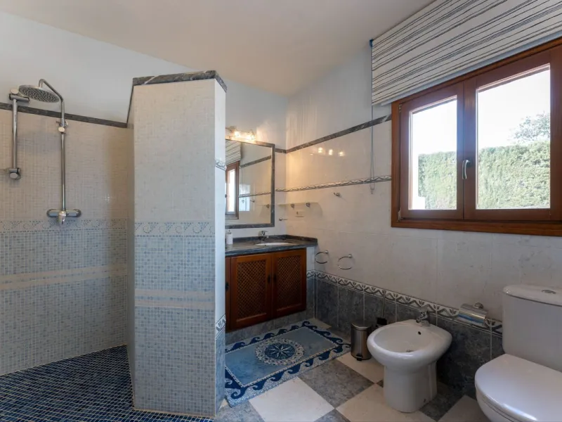 Set in an elevated and privileged position in the hills above Casarabonela, this charming country finca offers complete privacy, stunning surroundings, and breathtaking panoramic views across the Guadalhorce Valley towards Málaga and the Mediterranean Sea