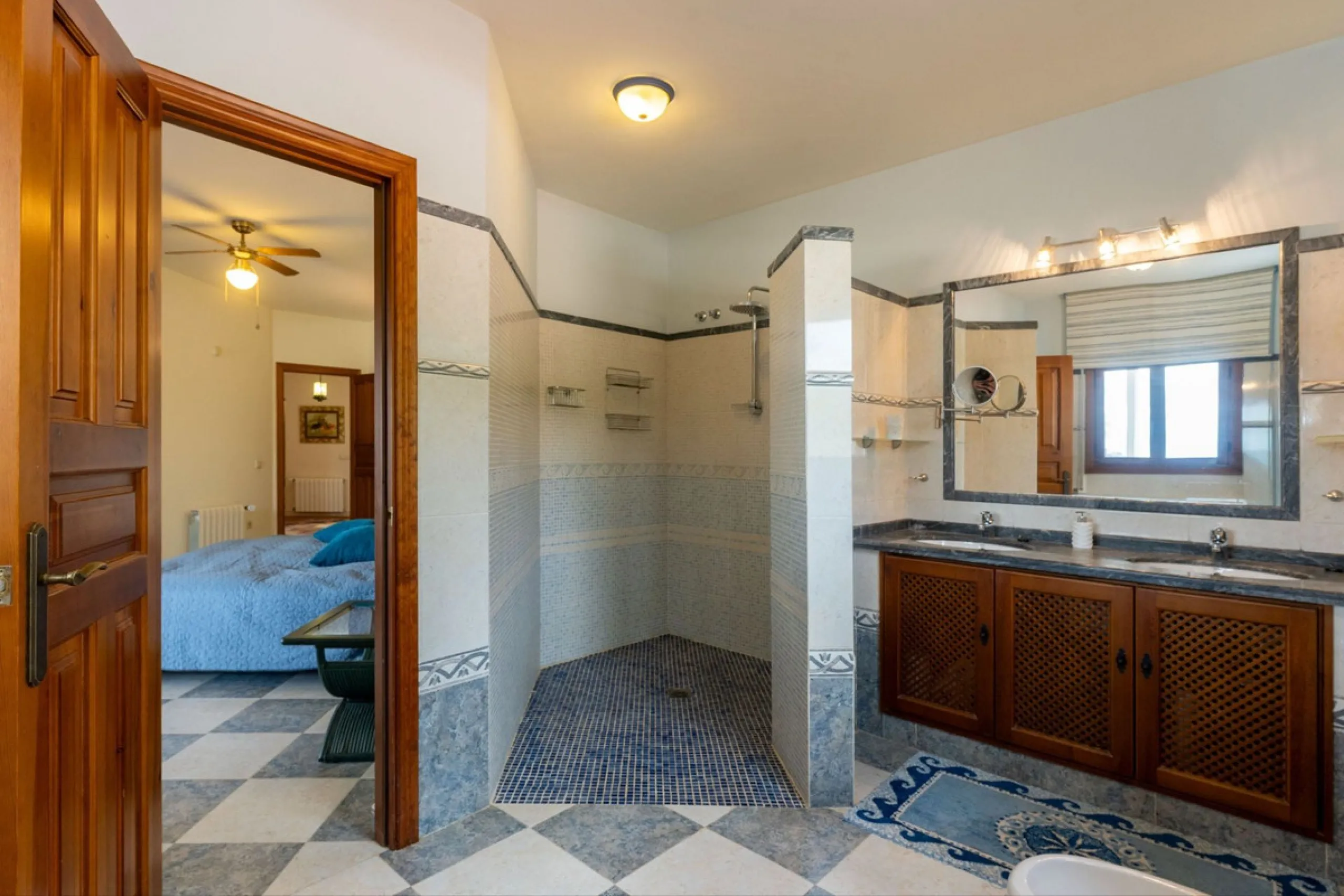 Set in an elevated and privileged position in the hills above Casarabonela, this charming country finca offers complete privacy, stunning surroundings, and breathtaking panoramic views across the Guadalhorce Valley towards Málaga and the Mediterranean Sea