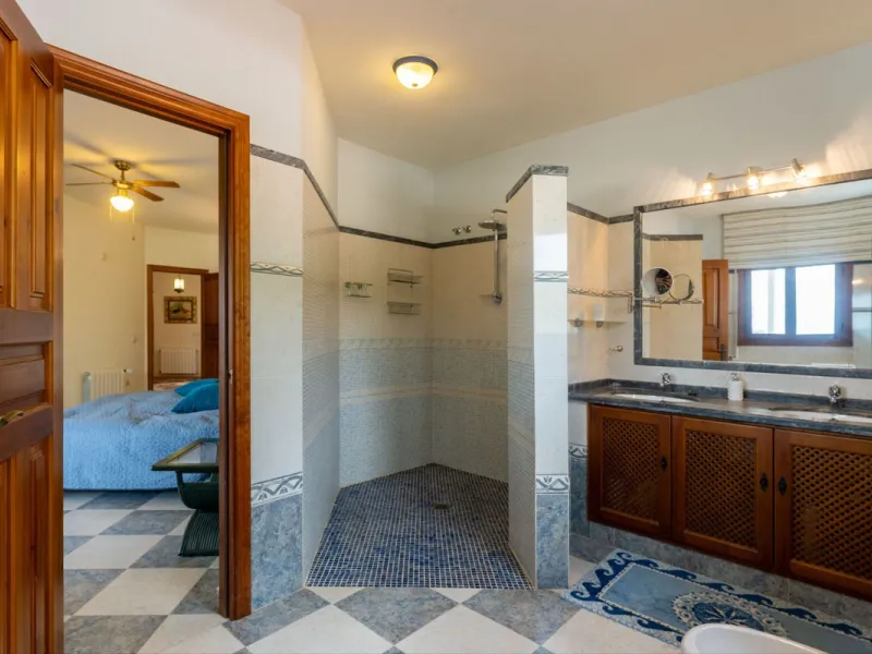 Set in an elevated and privileged position in the hills above Casarabonela, this charming country finca offers complete privacy, stunning surroundings, and breathtaking panoramic views across the Guadalhorce Valley towards Málaga and the Mediterranean Sea