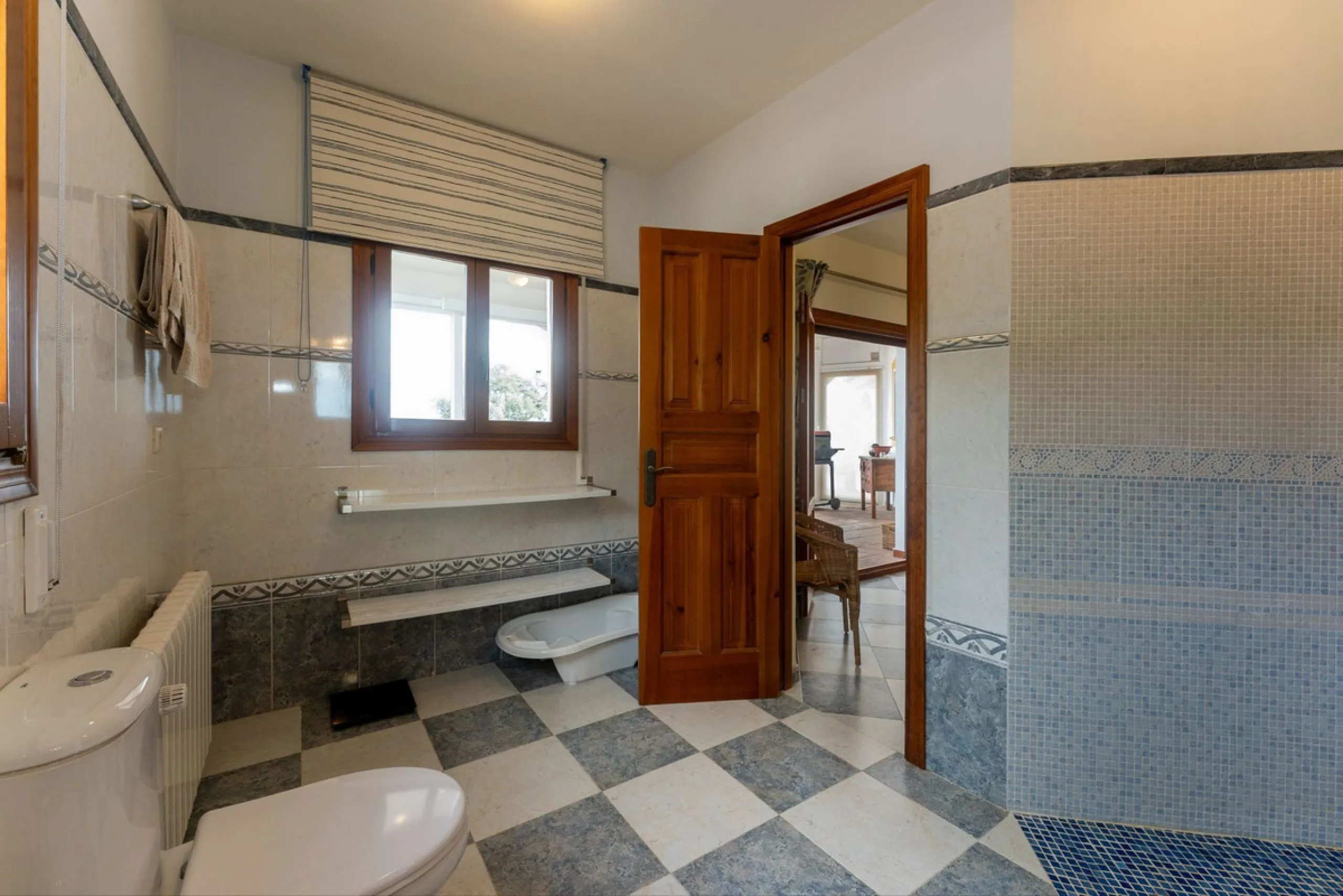 Set in an elevated and privileged position in the hills above Casarabonela, this charming country finca offers complete privacy, stunning surroundings, and breathtaking panoramic views across the Guadalhorce Valley towards Málaga and the Mediterranean Sea