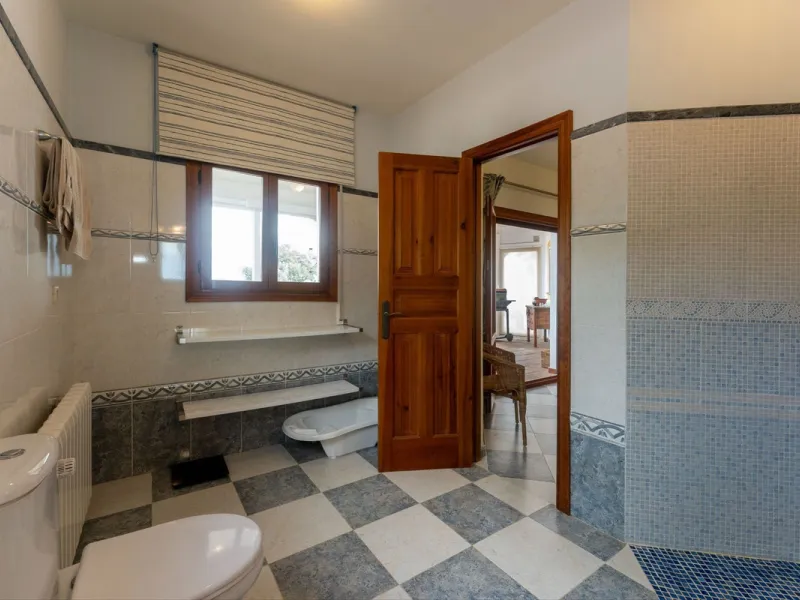 Set in an elevated and privileged position in the hills above Casarabonela, this charming country finca offers complete privacy, stunning surroundings, and breathtaking panoramic views across the Guadalhorce Valley towards Málaga and the Mediterranean Sea