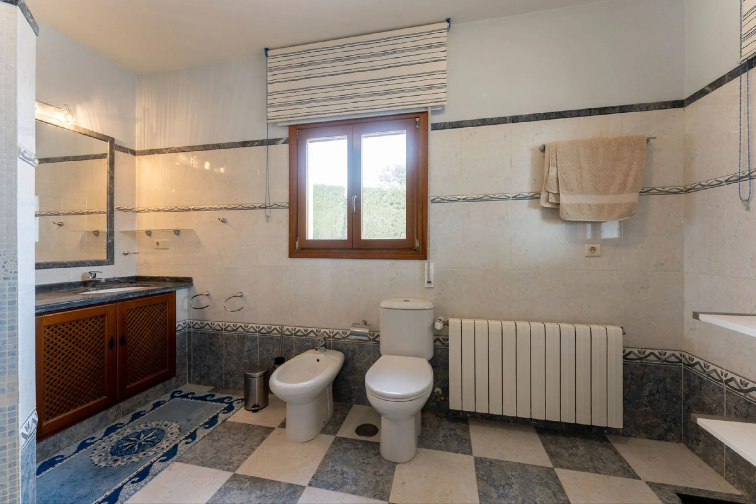 Set in an elevated and privileged position in the hills above Casarabonela, this charming country finca offers complete privacy, stunning surroundings, and breathtaking panoramic views across the Guadalhorce Valley towards Málaga and the Mediterranean Sea