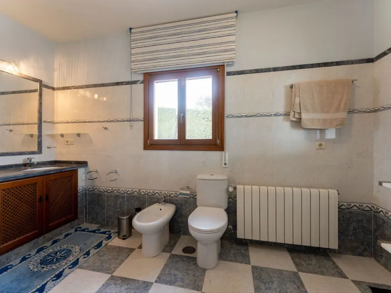 Set in an elevated and privileged position in the hills above Casarabonela, this charming country finca offers complete privacy, stunning surroundings, and breathtaking panoramic views across the Guadalhorce Valley towards Málaga and the Mediterranean Sea