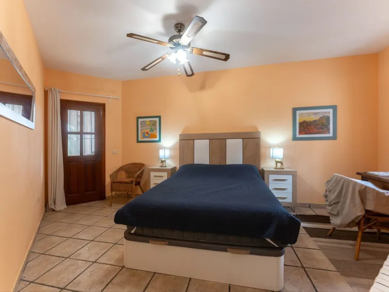 Set in an elevated and privileged position in the hills above Casarabonela, this charming country finca offers complete privacy, stunning surroundings, and breathtaking panoramic views across the Guadalhorce Valley towards Málaga and the Mediterranean Sea