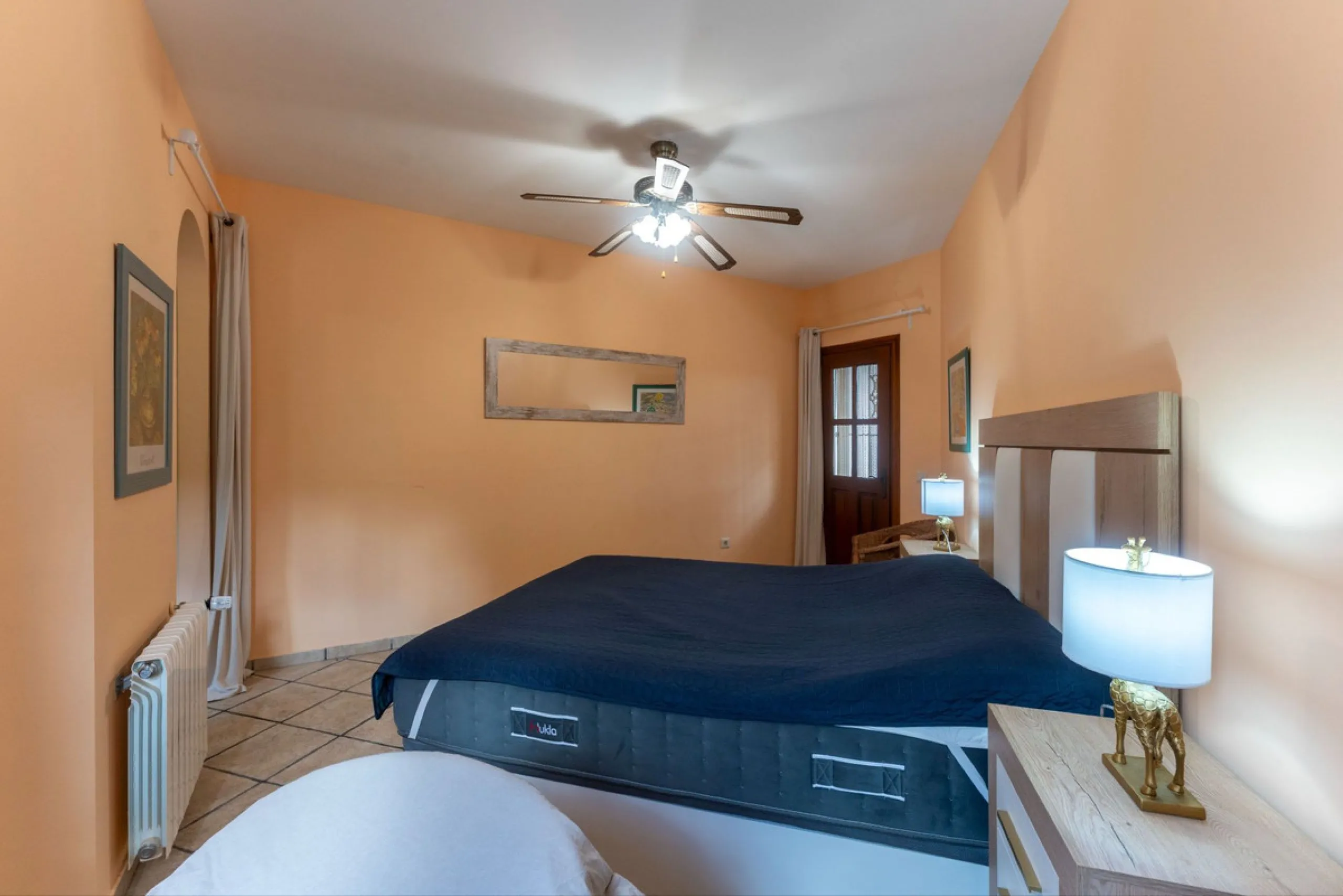 Set in an elevated and privileged position in the hills above Casarabonela, this charming country finca offers complete privacy, stunning surroundings, and breathtaking panoramic views across the Guadalhorce Valley towards Málaga and the Mediterranean Sea