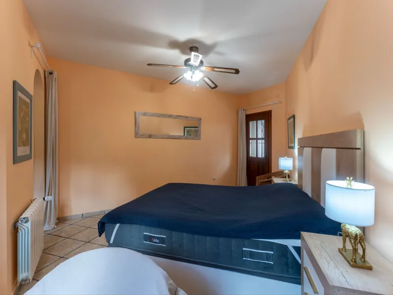 Set in an elevated and privileged position in the hills above Casarabonela, this charming country finca offers complete privacy, stunning surroundings, and breathtaking panoramic views across the Guadalhorce Valley towards Málaga and the Mediterranean Sea