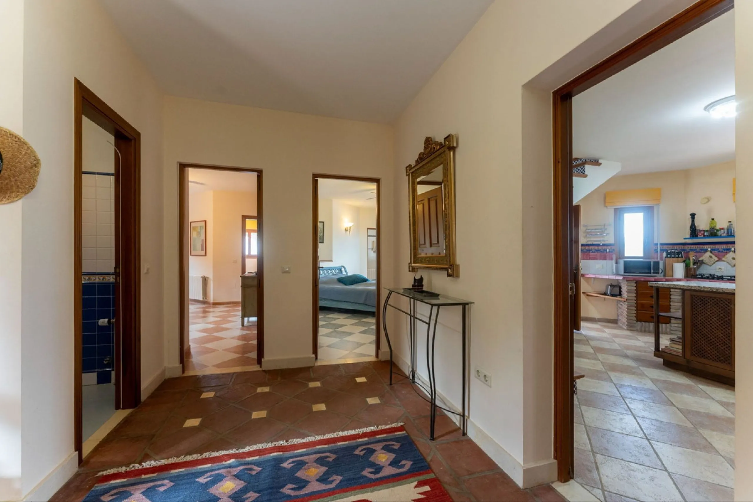 Set in an elevated and privileged position in the hills above Casarabonela, this charming country finca offers complete privacy, stunning surroundings, and breathtaking panoramic views across the Guadalhorce Valley towards Málaga and the Mediterranean Sea