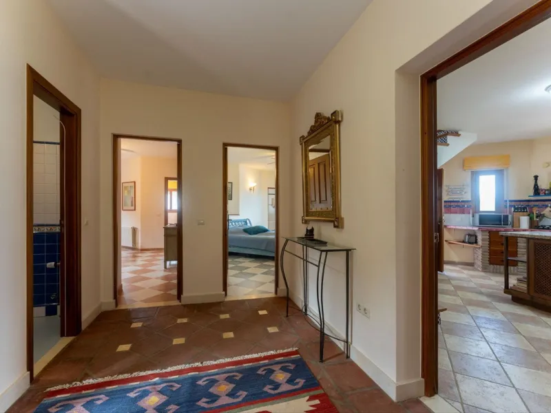 Set in an elevated and privileged position in the hills above Casarabonela, this charming country finca offers complete privacy, stunning surroundings, and breathtaking panoramic views across the Guadalhorce Valley towards Málaga and the Mediterranean Sea