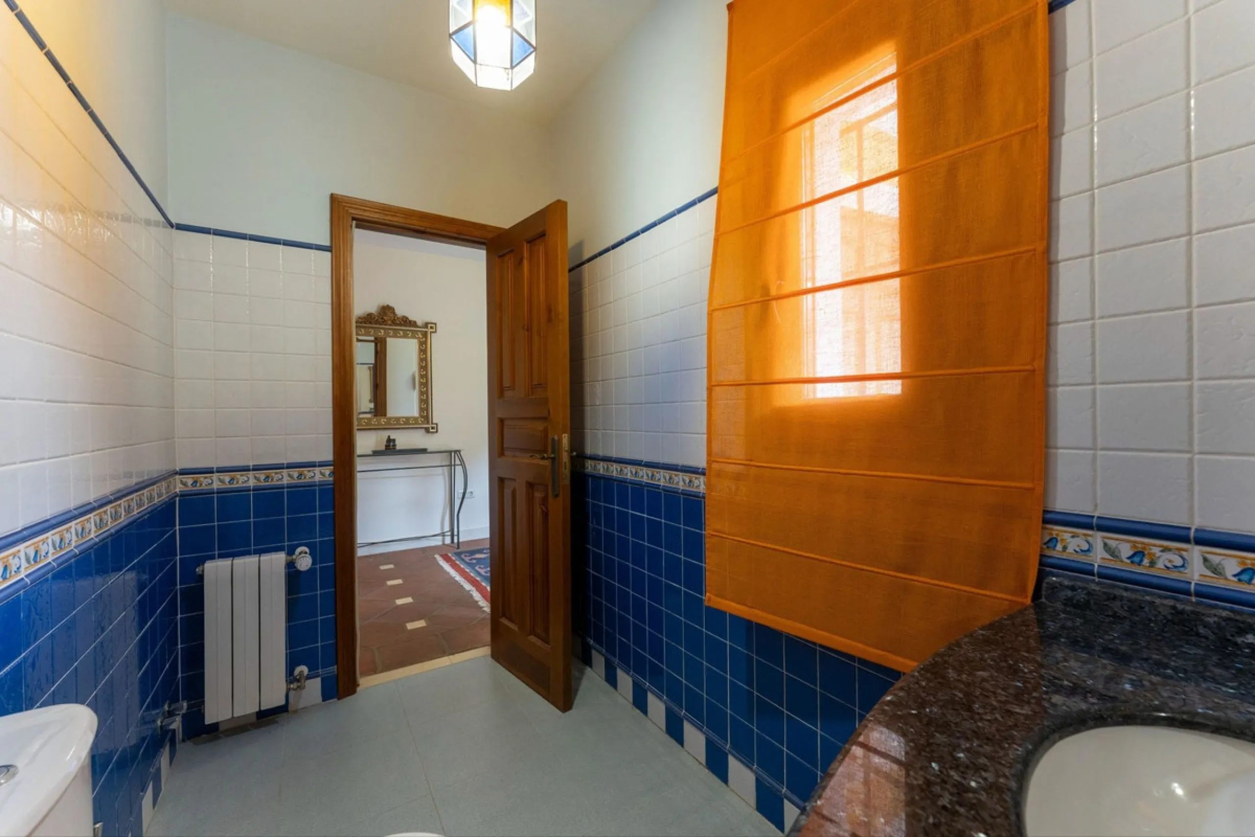 Set in an elevated and privileged position in the hills above Casarabonela, this charming country finca offers complete privacy, stunning surroundings, and breathtaking panoramic views across the Guadalhorce Valley towards Málaga and the Mediterranean Sea
