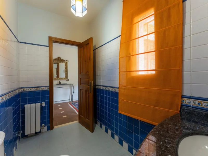Set in an elevated and privileged position in the hills above Casarabonela, this charming country finca offers complete privacy, stunning surroundings, and breathtaking panoramic views across the Guadalhorce Valley towards Málaga and the Mediterranean Sea