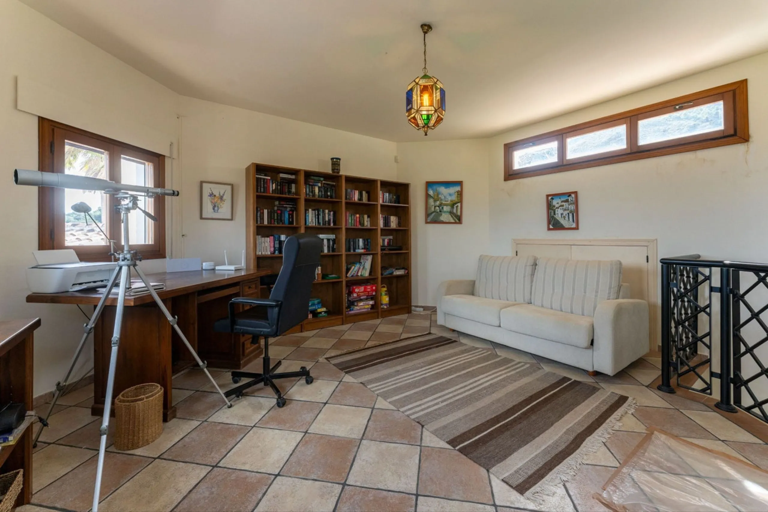 Set in an elevated and privileged position in the hills above Casarabonela, this charming country finca offers complete privacy, stunning surroundings, and breathtaking panoramic views across the Guadalhorce Valley towards Málaga and the Mediterranean Sea