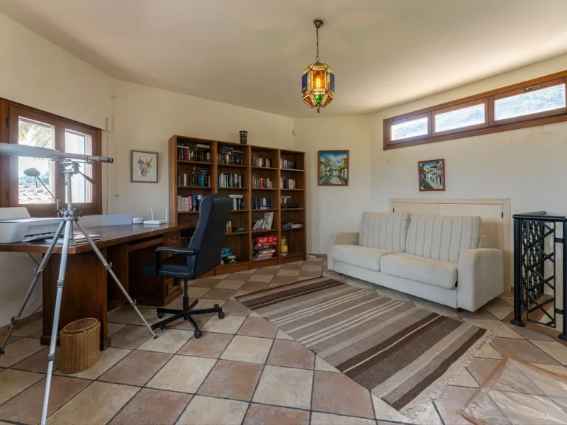 Set in an elevated and privileged position in the hills above Casarabonela, this charming country finca offers complete privacy, stunning surroundings, and breathtaking panoramic views across the Guadalhorce Valley towards Málaga and the Mediterranean Sea