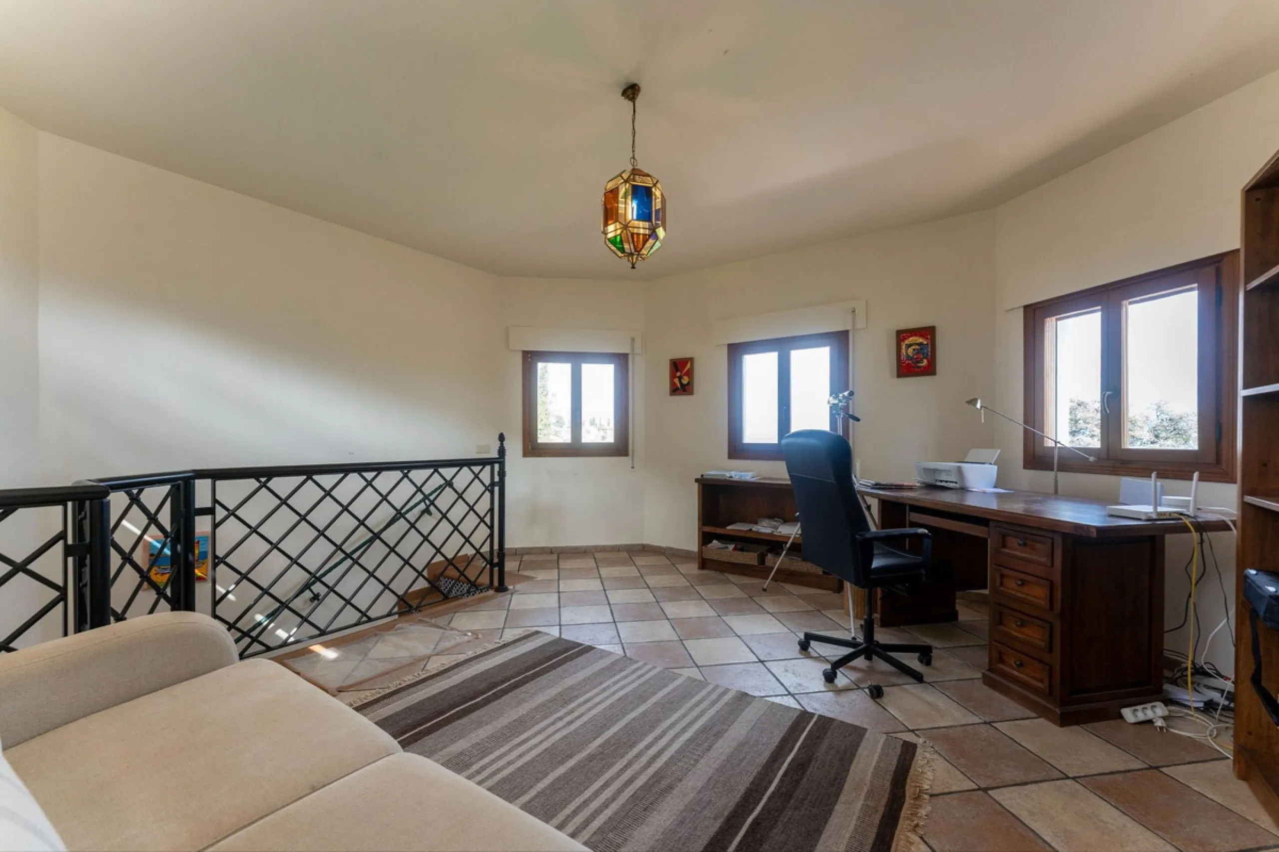 Set in an elevated and privileged position in the hills above Casarabonela, this charming country finca offers complete privacy, stunning surroundings, and breathtaking panoramic views across the Guadalhorce Valley towards Málaga and the Mediterranean Sea