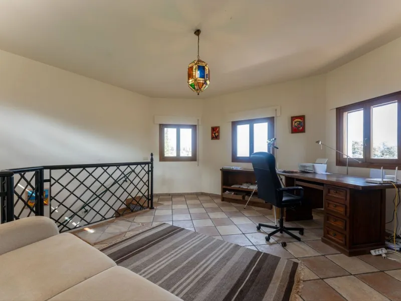 Set in an elevated and privileged position in the hills above Casarabonela, this charming country finca offers complete privacy, stunning surroundings, and breathtaking panoramic views across the Guadalhorce Valley towards Málaga and the Mediterranean Sea