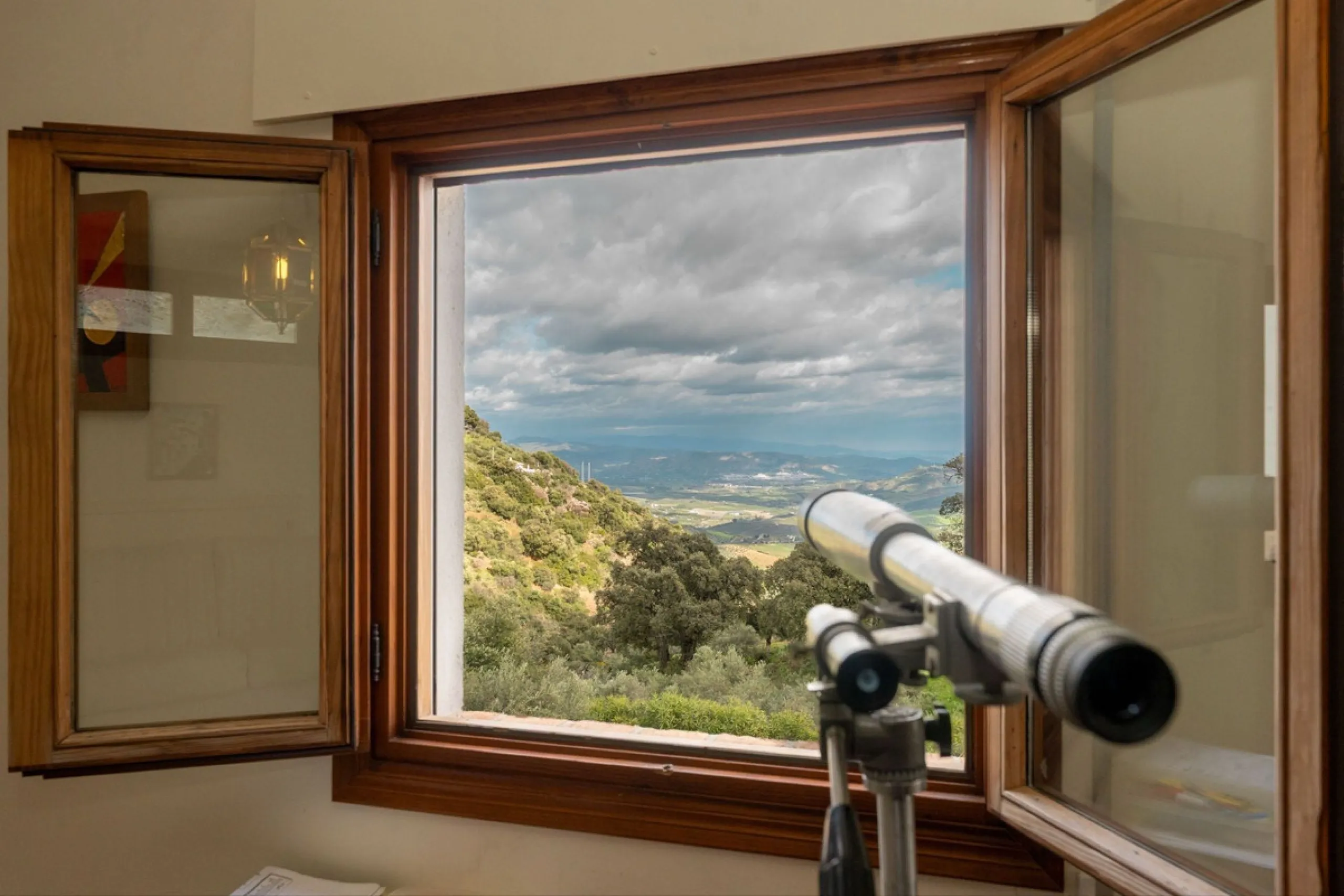 Set in an elevated and privileged position in the hills above Casarabonela, this charming country finca offers complete privacy, stunning surroundings, and breathtaking panoramic views across the Guadalhorce Valley towards Málaga and the Mediterranean Sea