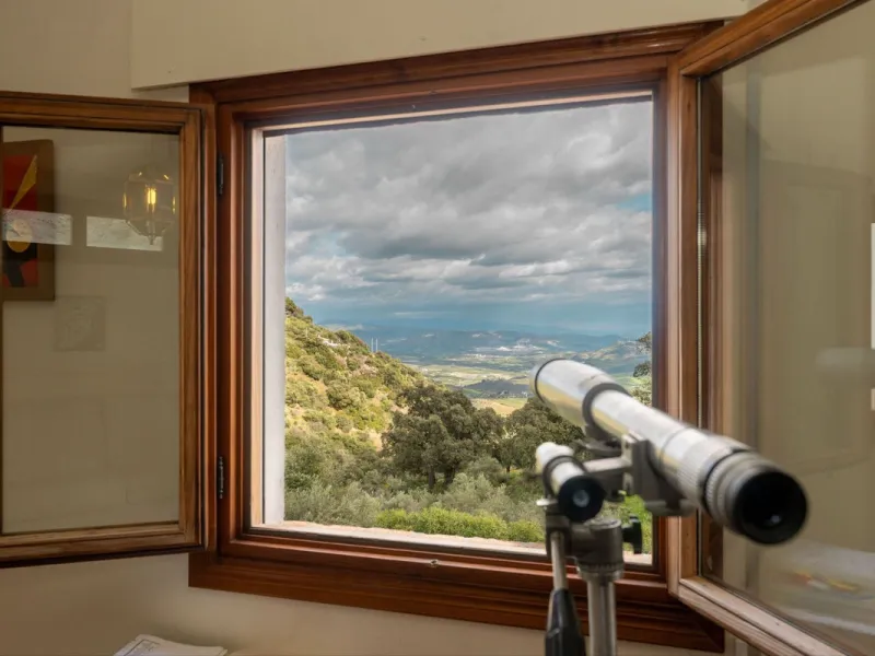 Set in an elevated and privileged position in the hills above Casarabonela, this charming country finca offers complete privacy, stunning surroundings, and breathtaking panoramic views across the Guadalhorce Valley towards Málaga and the Mediterranean Sea