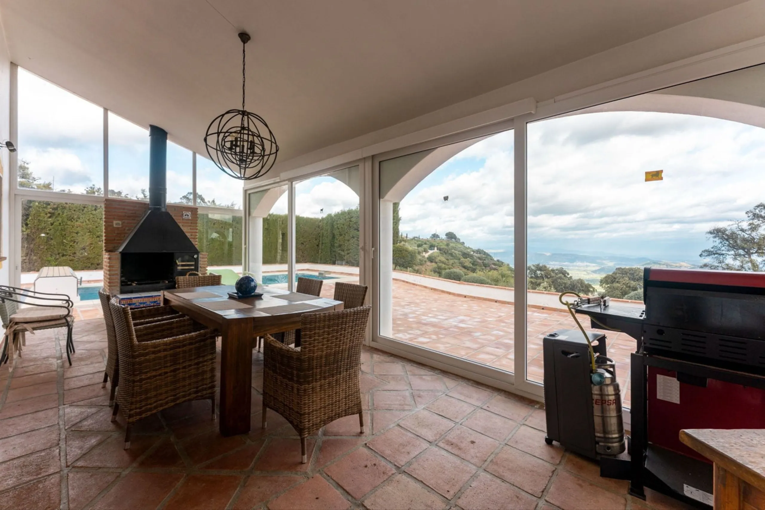 Set in an elevated and privileged position in the hills above Casarabonela, this charming country finca offers complete privacy, stunning surroundings, and breathtaking panoramic views across the Guadalhorce Valley towards Málaga and the Mediterranean Sea