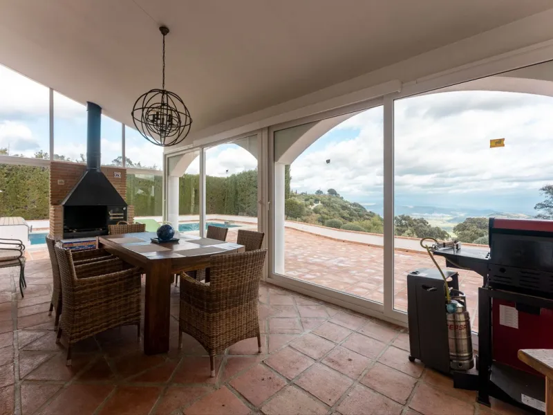 Set in an elevated and privileged position in the hills above Casarabonela, this charming country finca offers complete privacy, stunning surroundings, and breathtaking panoramic views across the Guadalhorce Valley towards Málaga and the Mediterranean Sea