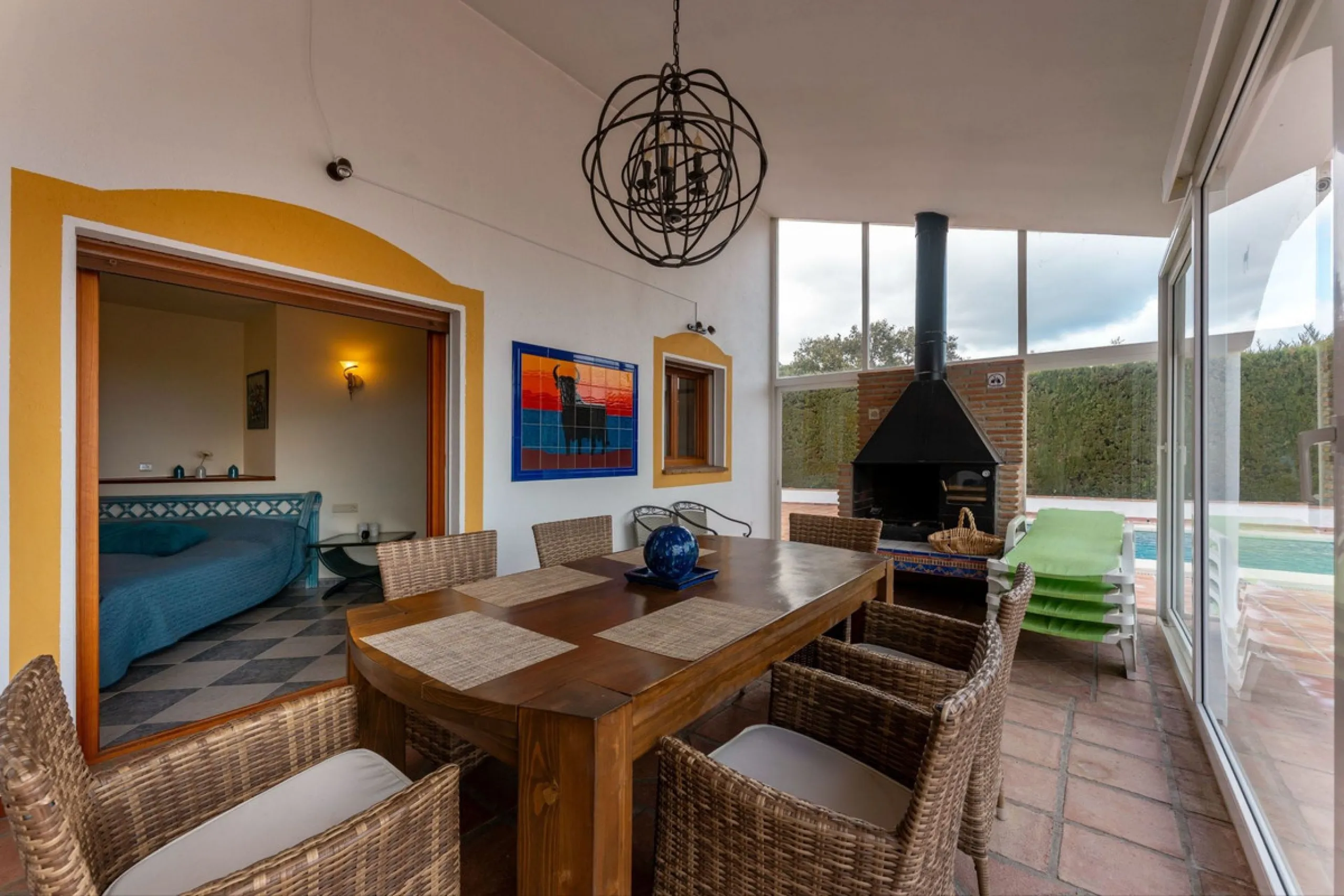 Set in an elevated and privileged position in the hills above Casarabonela, this charming country finca offers complete privacy, stunning surroundings, and breathtaking panoramic views across the Guadalhorce Valley towards Málaga and the Mediterranean Sea
