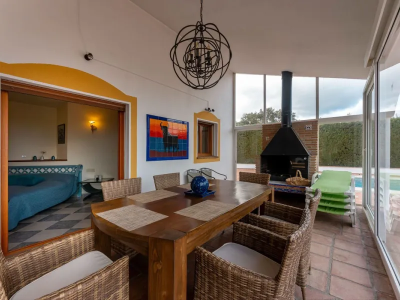 Set in an elevated and privileged position in the hills above Casarabonela, this charming country finca offers complete privacy, stunning surroundings, and breathtaking panoramic views across the Guadalhorce Valley towards Málaga and the Mediterranean Sea