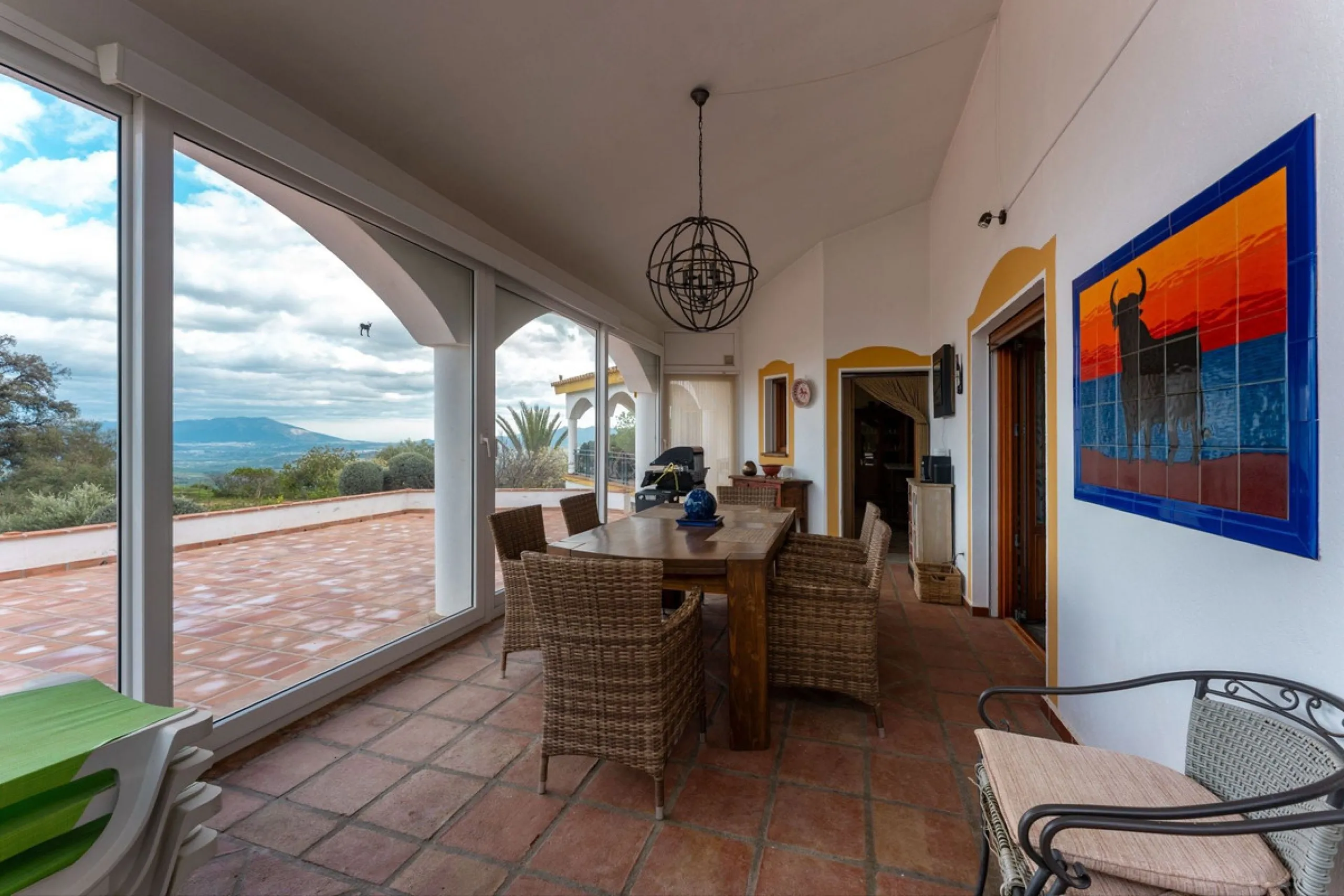 Set in an elevated and privileged position in the hills above Casarabonela, this charming country finca offers complete privacy, stunning surroundings, and breathtaking panoramic views across the Guadalhorce Valley towards Málaga and the Mediterranean Sea