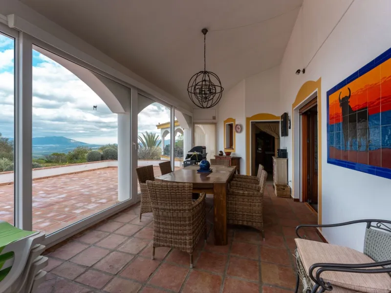 Set in an elevated and privileged position in the hills above Casarabonela, this charming country finca offers complete privacy, stunning surroundings, and breathtaking panoramic views across the Guadalhorce Valley towards Málaga and the Mediterranean Sea