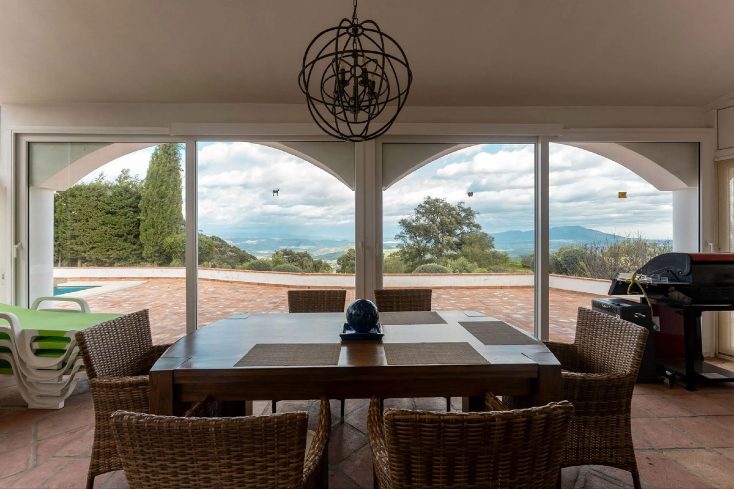 Set in an elevated and privileged position in the hills above Casarabonela, this charming country finca offers complete privacy, stunning surroundings, and breathtaking panoramic views across the Guadalhorce Valley towards Málaga and the Mediterranean Sea