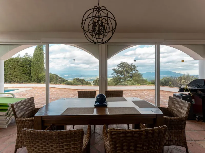 Set in an elevated and privileged position in the hills above Casarabonela, this charming country finca offers complete privacy, stunning surroundings, and breathtaking panoramic views across the Guadalhorce Valley towards Málaga and the Mediterranean Sea